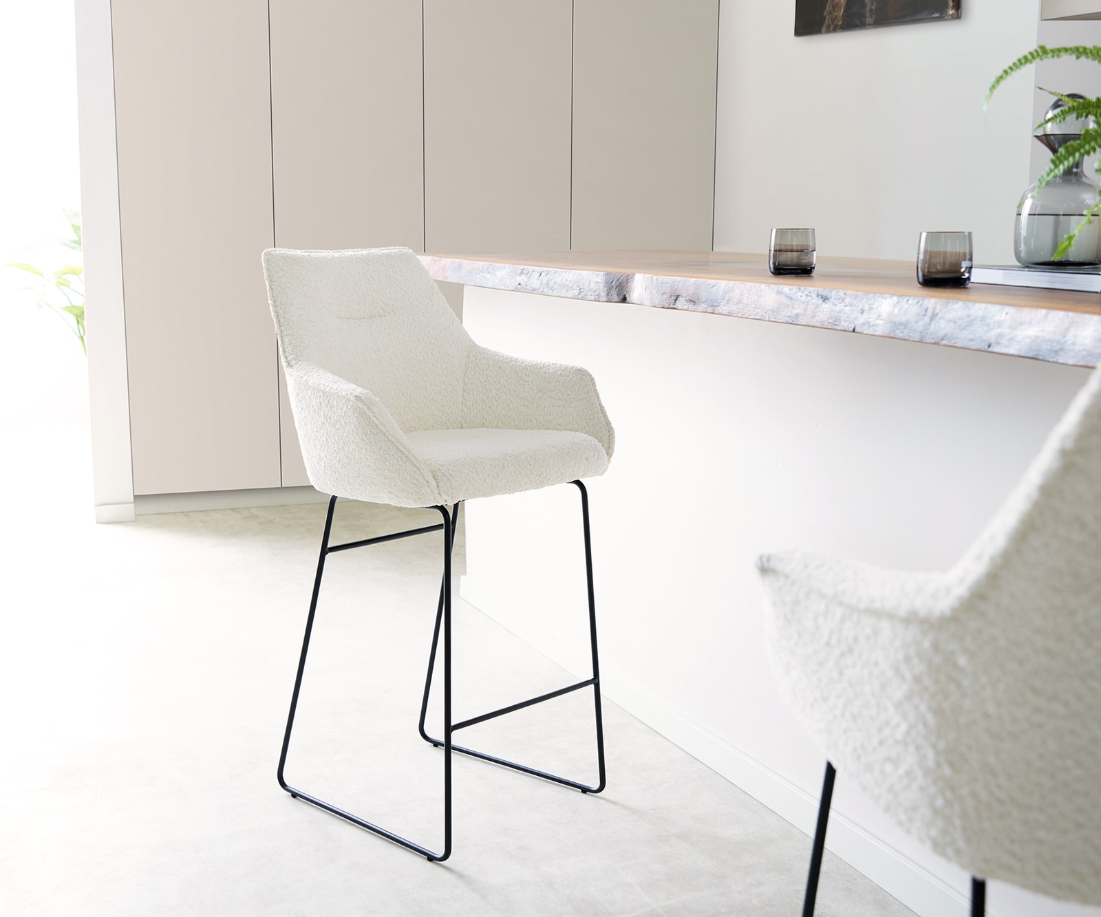 Barstuhl Alja-Flex Bouclé Weiß Kufengestell Metall Schwarz Taschenfederkern Barstuhl Alja-Flex Bouclé Weiß Kufengestell Metall Schwarz Taschenfederkern