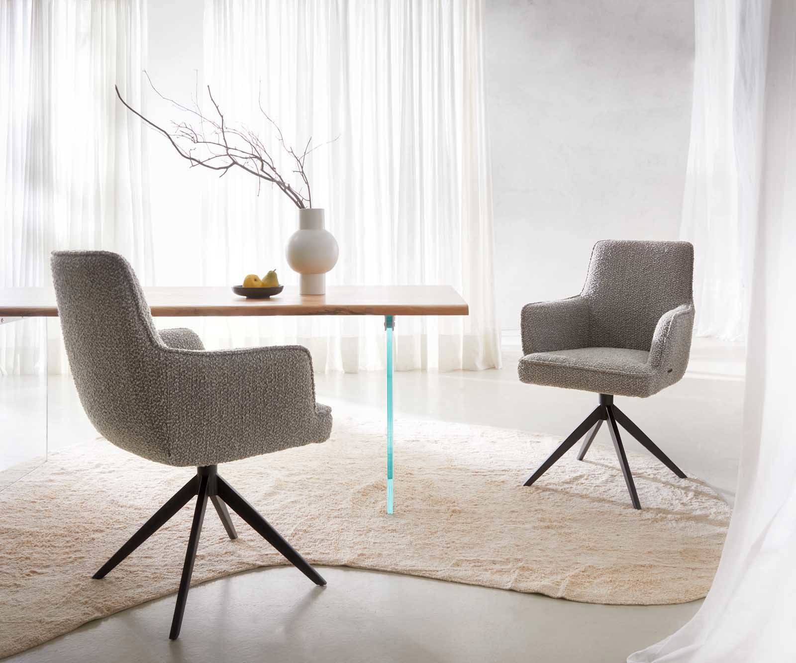 Drehstuhl Heira-Flex mit Armlehnen Bouclé Silbergrau Kreuzgestell breit Schwarz 360° drehbar Taschenfederkern 6