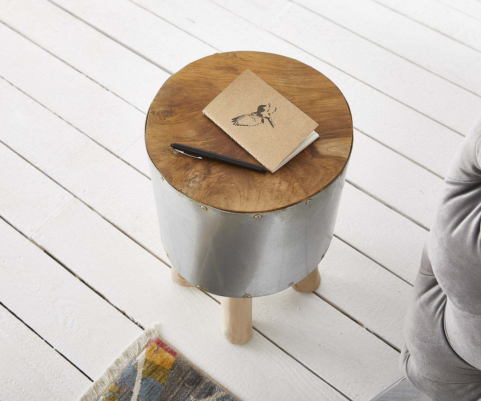 Hocker rund Teak Antik-Optik 30x30 cm Metall Nieten ummantelt 1 Hocker rund Teak Antik-Optik 30x30 cm Metall Nieten ummantelt 1