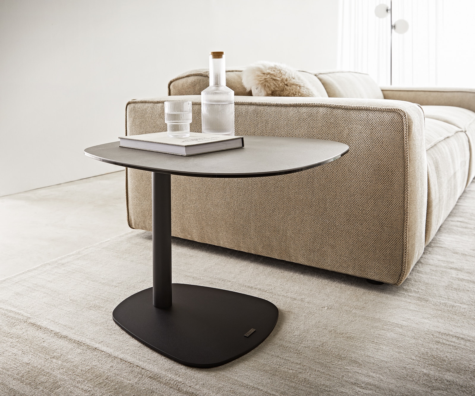 Couchtisch Elenya 60x60 cm Keramik Aspetto Concreto Betonfarbig Gestell Metall Schwarz