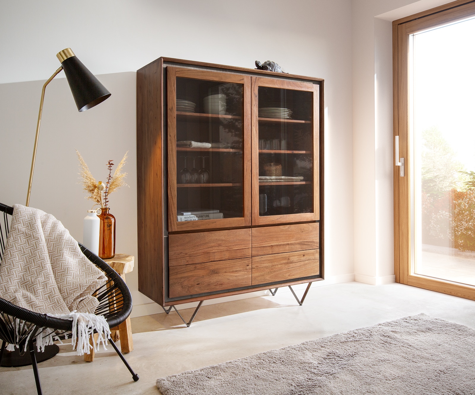 Vitrine Stonegrace 120x150 cm Akazie Braun Steinfurnier 2 Türen 4 Schubladen V-Fuß Schwarz 1