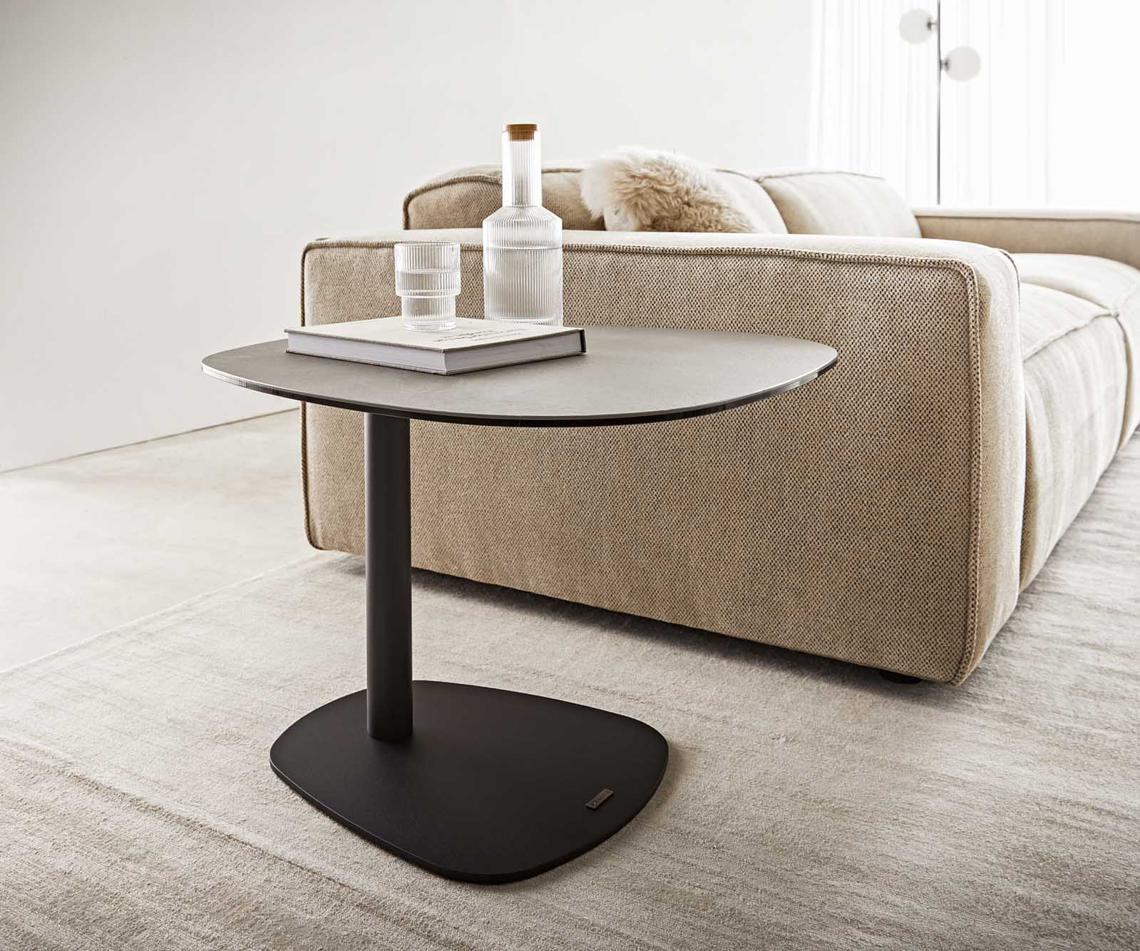 Beistelltisch Elenya 60x60 cm Keramik Aspetto Concreto Betonfarbig Gestell Metall Schwarz Beistelltisch Elenya 60x60 cm Keramik Aspetto Concreto Betonfarbig Gestell Metall Schwarz