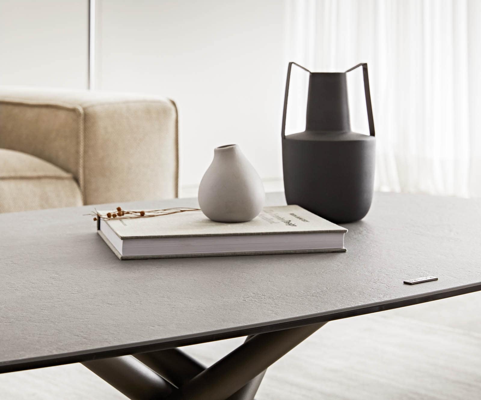 Couchtisch Sarita 120x70 cm Keramik Aspetto Concreto Betonfarbig Gestell Effektifinish Titan 7