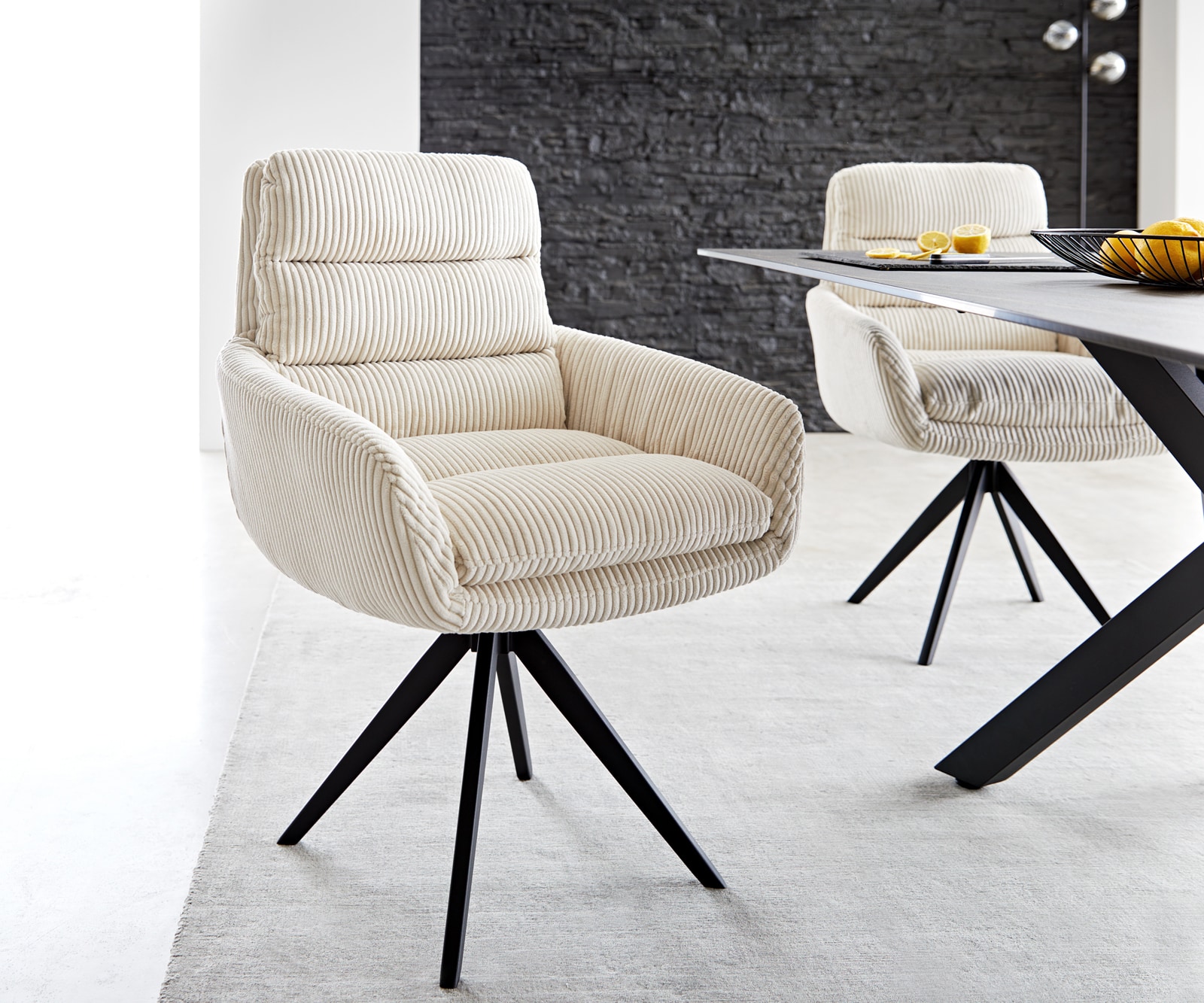 Esszimmerstuhl Abelia-Flex mit Armlehnen Cord Beige Kreuzgestell kantig Schwarz