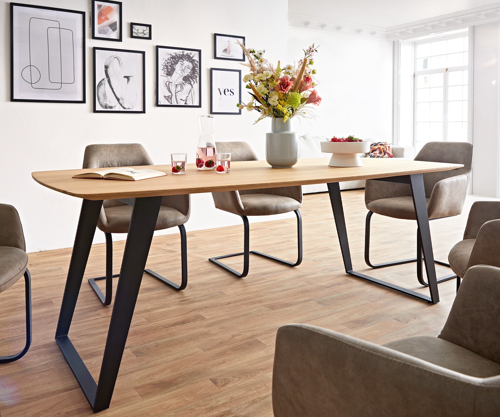 Esstisch Edge Boot 200x100x2,5-3 Eiche Natur Metall Schräg Schwarz Schweizer Kante Esstisch Edge Boot 200x100x2,5-3 Eiche Natur Metall Schräg Schwarz Schweizer Kante