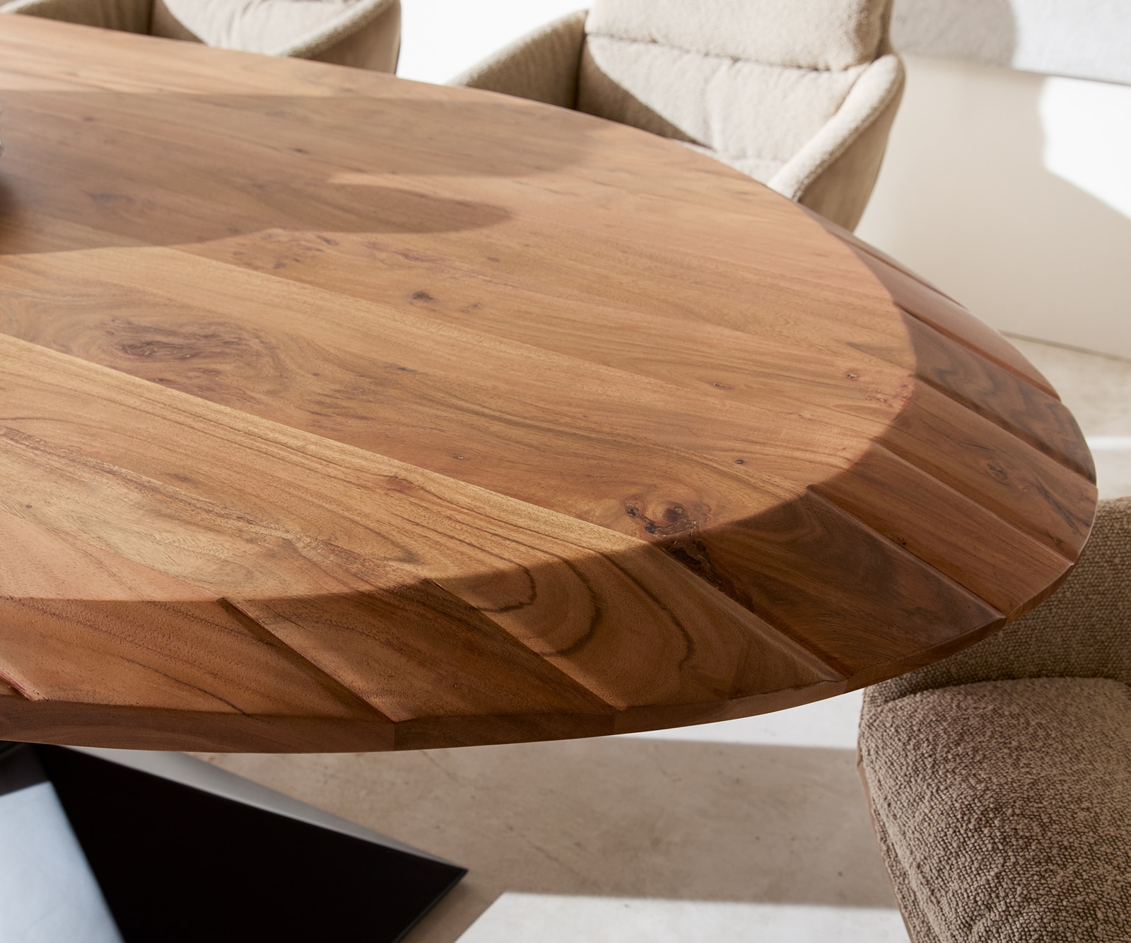 Esstisch Aithon 240x105 cm Akazie Braun Metallgestell Schwarz Oval 4