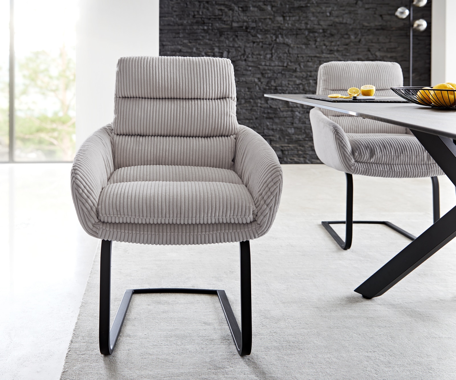 Freischwinger Abelia-Flex mit Armlehnen Cord Silbergrau Freischwinger flach Schwarz 1 Freischwinger Abelia-Flex mit Armlehnen Cord Silbergrau Freischwinger flach Schwarz 1