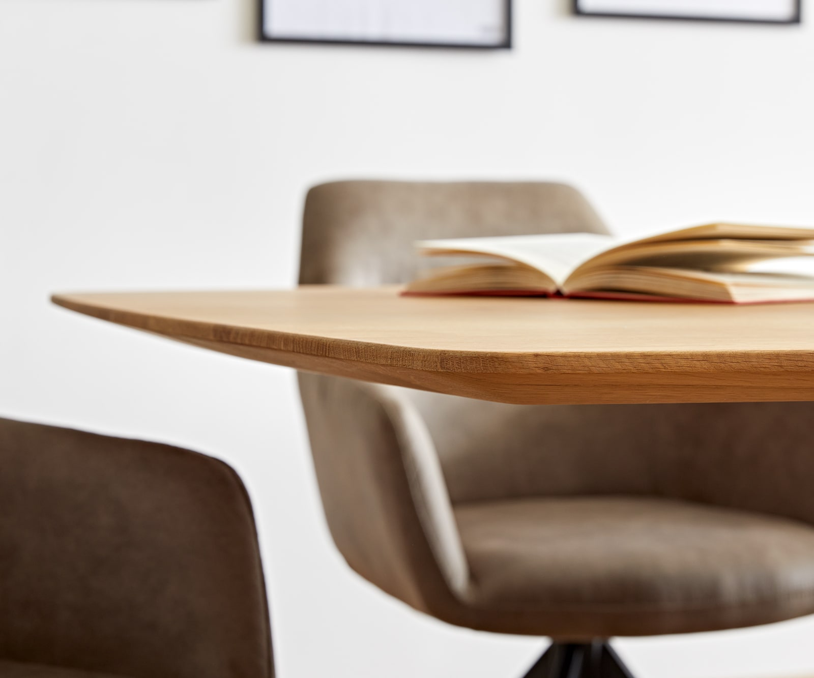 Esstisch Edge Boot 200x100x2,5-3 Eiche Natur Kreuzgestell Rechteck Schwarz Schweizer Kante 4