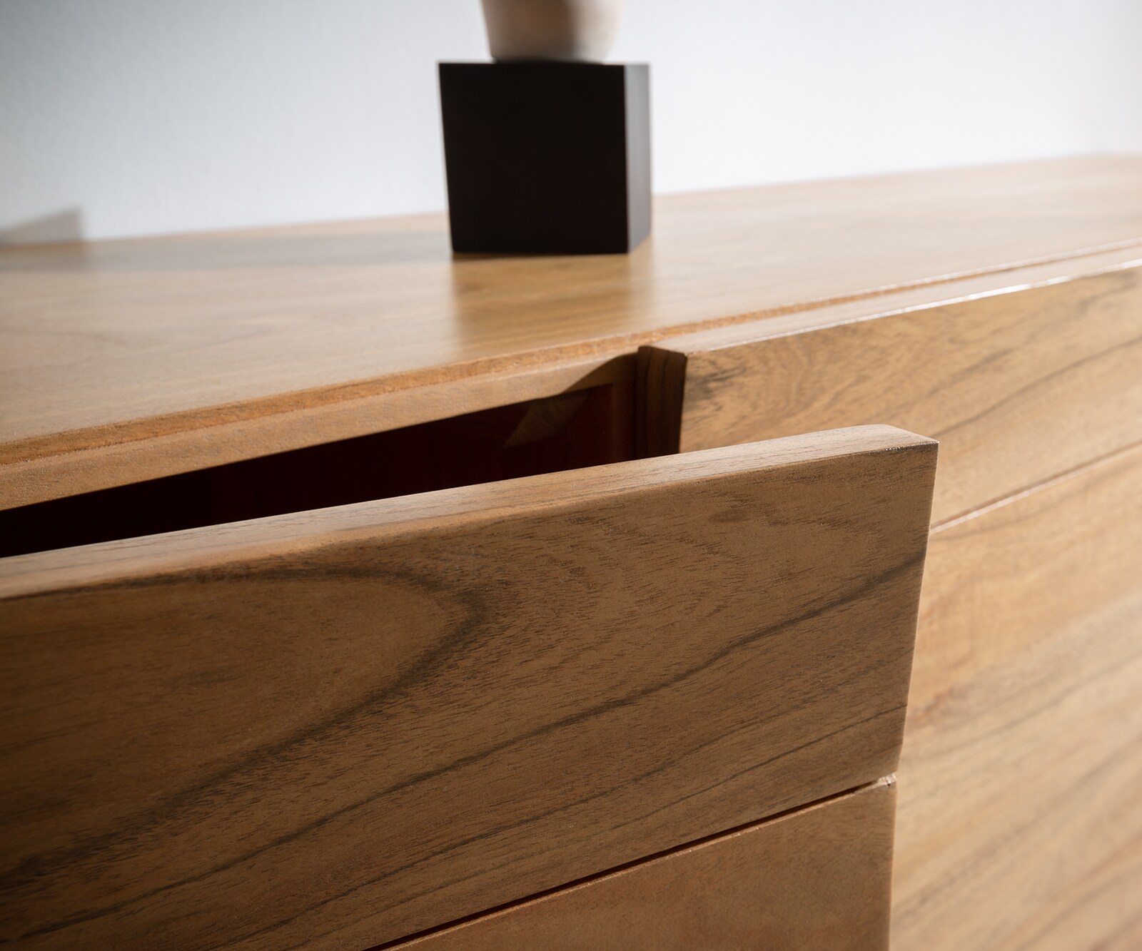 Sideboard Kayu 145x40x70 cm Akazie Natur 3 Türen V-Fuß 4