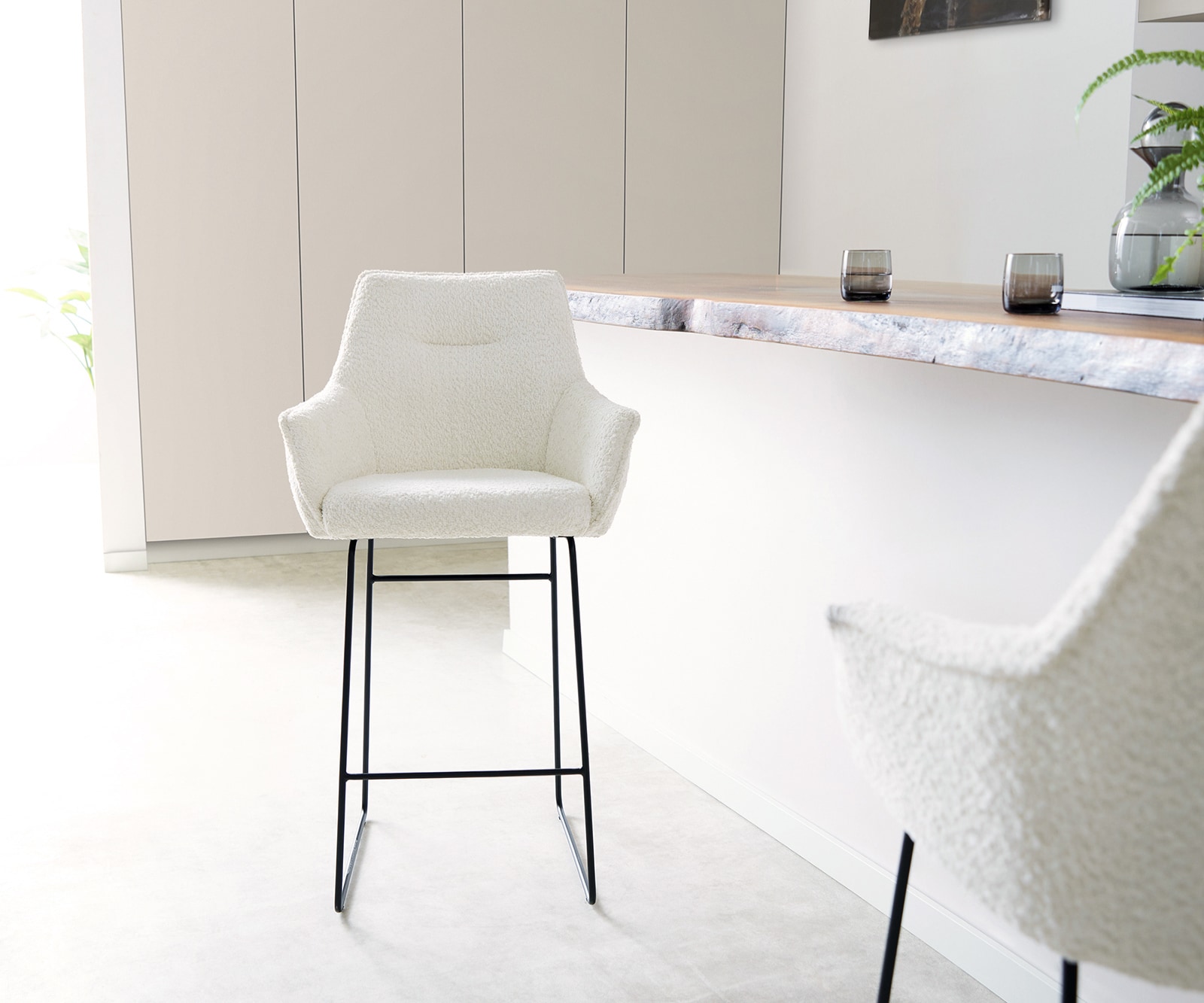 Barstuhl Alja-Flex Bouclé Weiß Kufengestell Metall Schwarz Taschenfederkern 4 Barstuhl Alja-Flex Bouclé Weiß Kufengestell Metall Schwarz Taschenfederkern 4