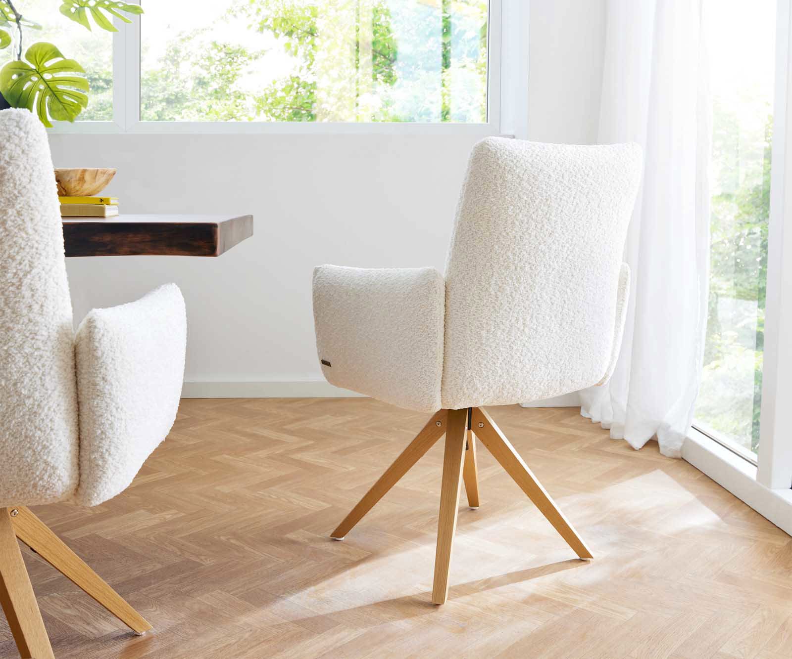 Drehstuhl Jova-Flex mit Armlehnen Bouclé Weiß Holzgestell kantig Natur 180° drehbar Taschenfederkern 4